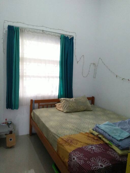 Suasana Kamar. Kamar mendapat cahaya dan udara langsung melalui jendela yang menghadap luar.