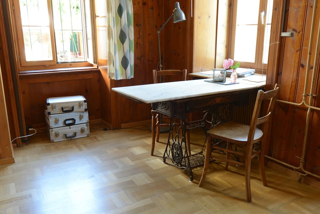 Der Arbeitsbereich im Zimmer