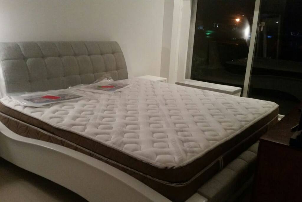 Cuarto principal Cama King Size Vestier y Baño, Salida a a Terraza