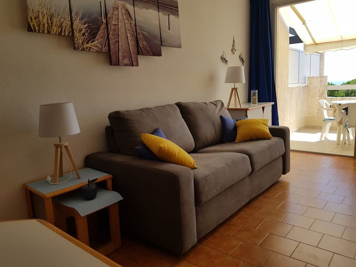 Kitanda cha sofa cha viti 3.
Mipangilio mizuri sana ya 140 X 190 ya kulala yenye duvet na mito.
Na kwa ajili ya mapumziko... mwonekano wa bahari kutoka kwenye kochi 