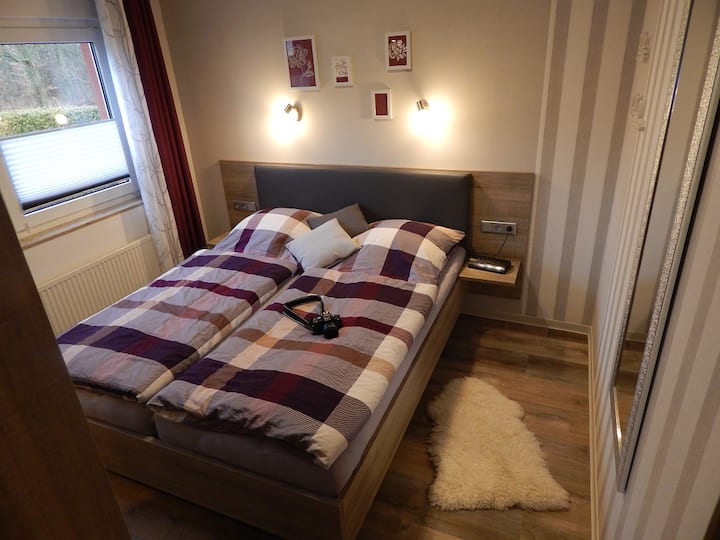 Спална соба I со брачен кревет (широк 125 - 149 см)