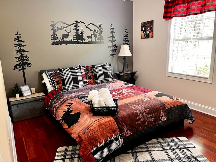 Მთავარი სართულის საძინებელი 3 სმარტ-ტელევიზორით