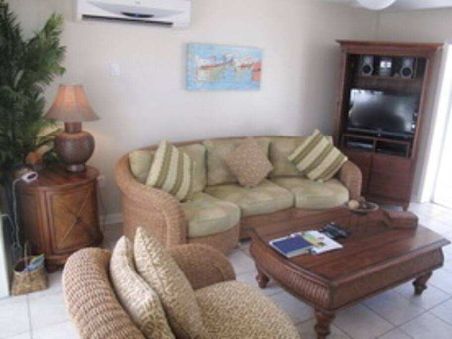 The tasteful decorations give a very rich and comfortable feeling as you relax in the living room.