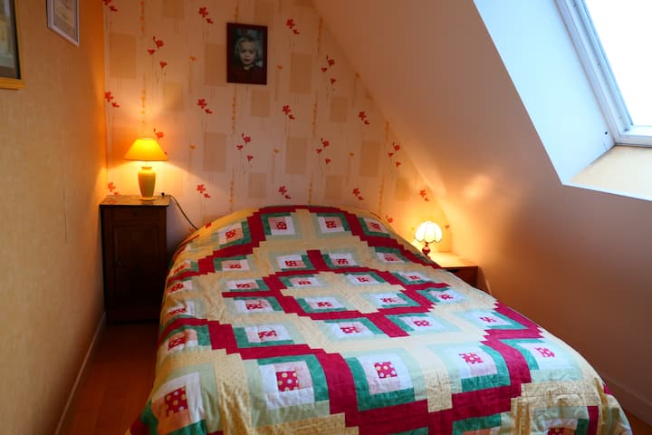 黄色卧室，一楼（床140 ）