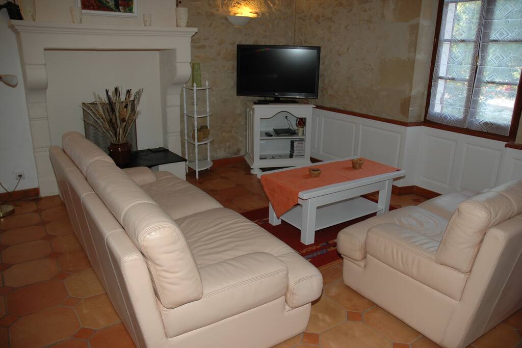 Salon, canapés 2 et 3 places, télé, lecteur DVD.