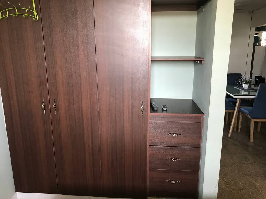 la habitacion cuenta con un amplio closet