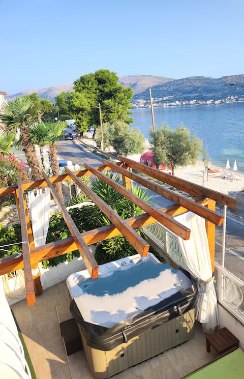 LOVELY SEA VIEW. BY PEBLY BEACH , HOT TUB PRIVATE