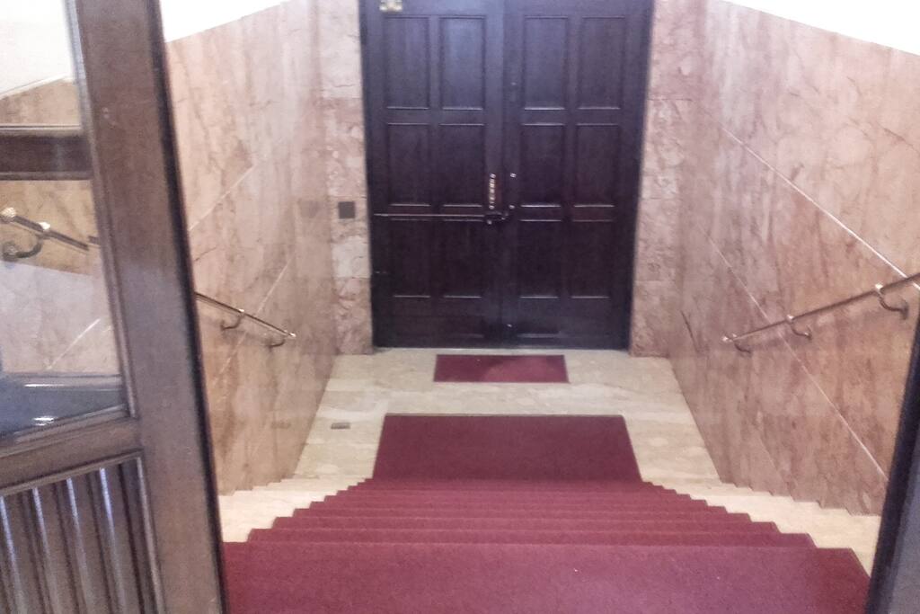Ingresso indipendente su vano scala di casa signorile nelle immediate vicinanze di Porta Susa (Via Manzoni 25)