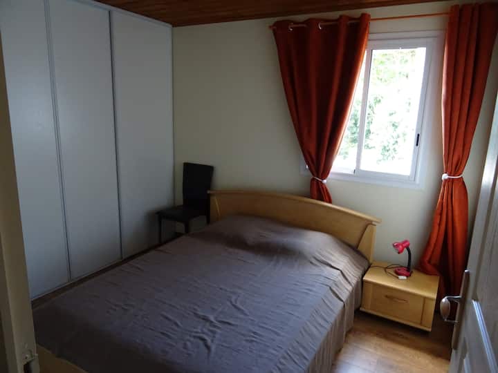 Druhá spálňa, dvojlôžkový výhľad.
Ventilátor s diaľkovým ovládaním. 
