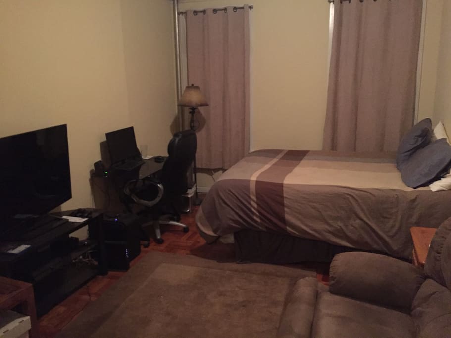 Cozy studio with a queen bed, workspace and 47" LED Smart TV. WiFi included!