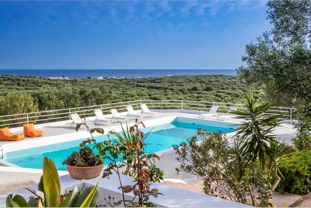 La piscine et la mer