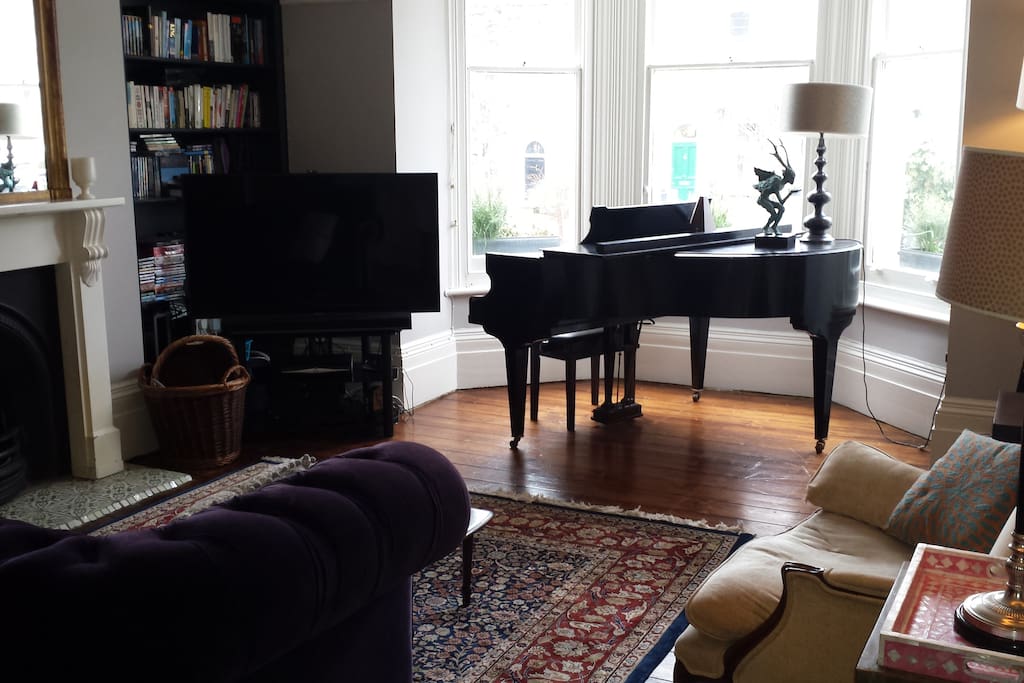 Lovely large light room with bay window (main reception)