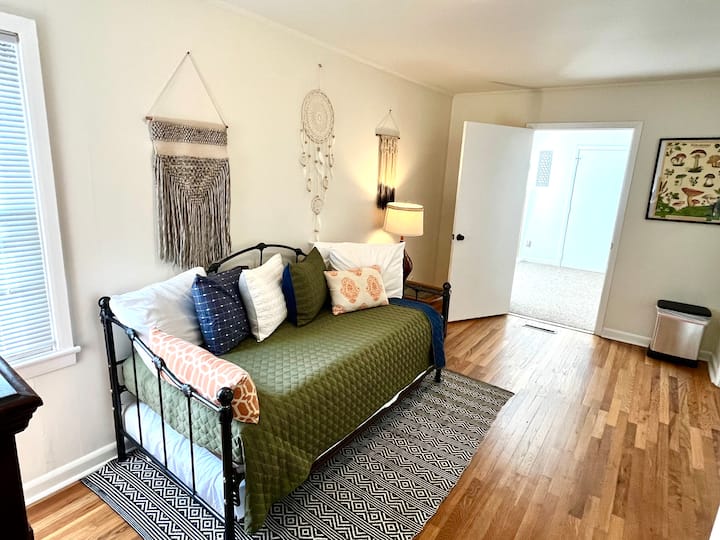 חדר שינה שלישי עם מיטת יום זוגית + מיטה מתקפלת, שהיא סיור בחדר השינה הראשי. מתחבר גם לחצי חדר רחצה. 