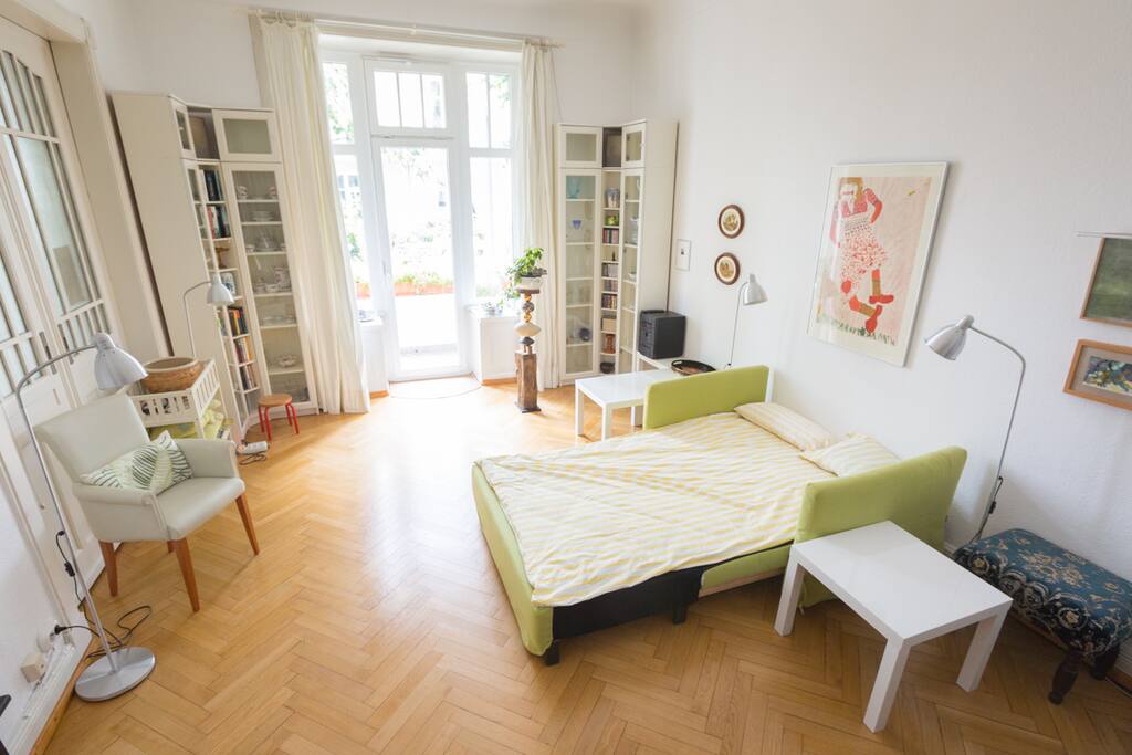Gemütliche Schlafcouch im hellen Zimmer / Comfortable couch in bright room