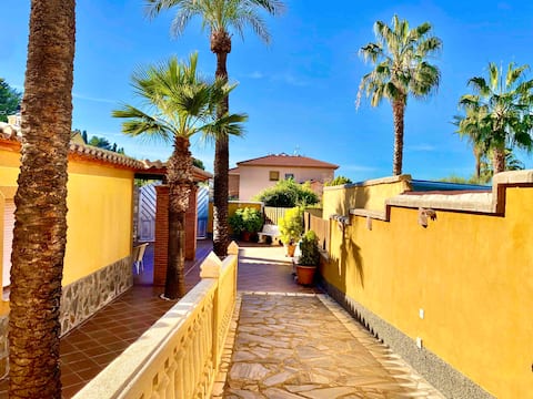 Luxury villa with private garden next to Granada