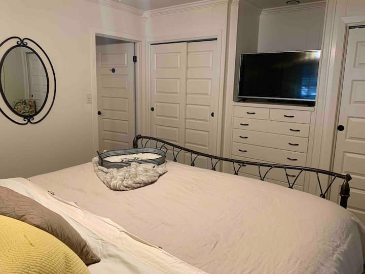 El dormitorio principal tiene una televisión grande, así como dos armarios para los huéspedes y cajones que también están disponibles para el uso de los huéspedes. 