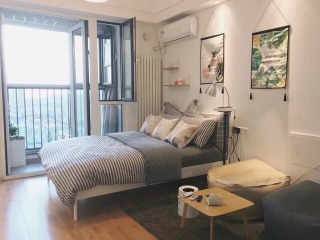 【高端公寓】全屋消毒/市中心双地铁/百寸家庭影院/景观阳台/五四广场/奥帆中心