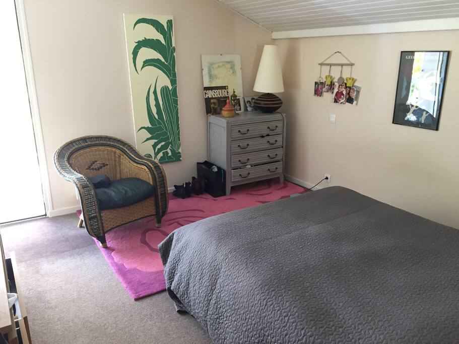 Chambre 1 à l'étage. Lit double. Une porte fenêtre.