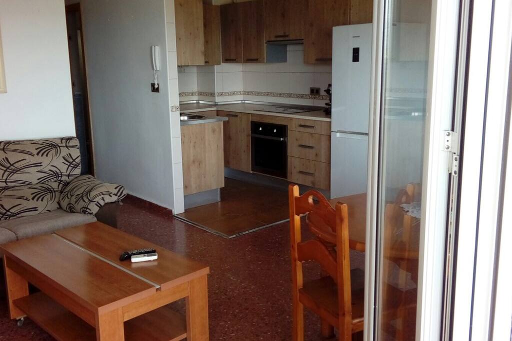 Amplia cocina integrada en salón