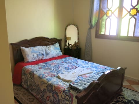 Chambre privée à deux pas de l'aéroport.