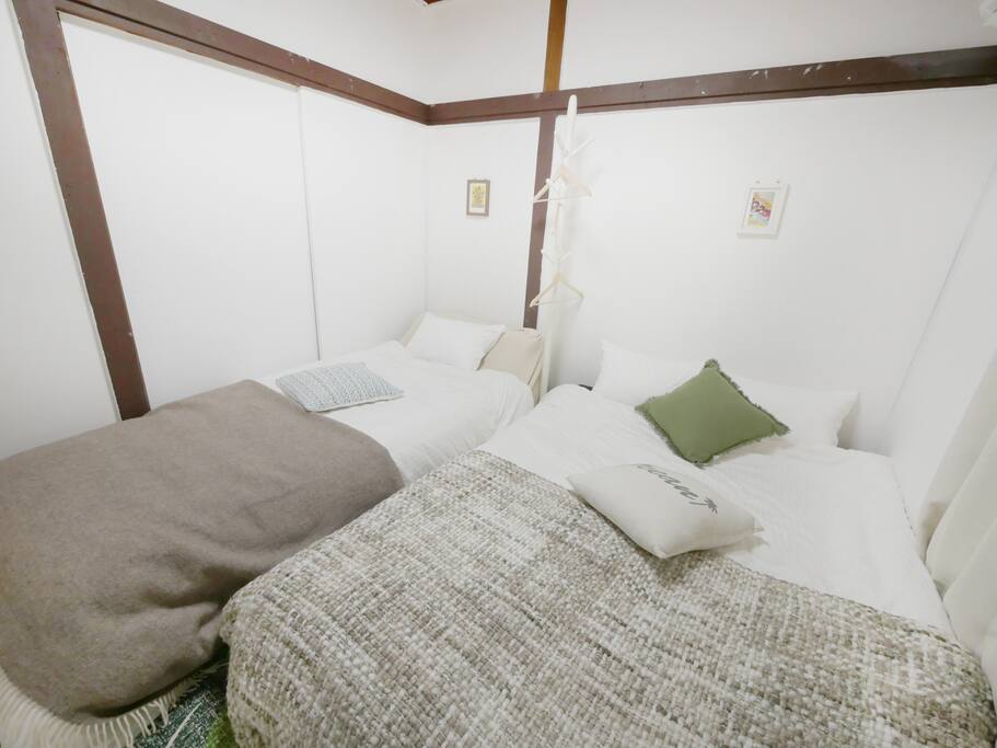 1 Double size bed and a sofa bed.