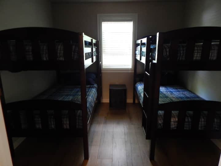 10x10 Bedroom - 2 bunkbeds