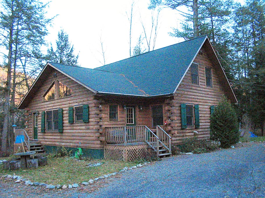 Charming, Quaint, Quiet Cabin in the Woods Cabins for Rent in