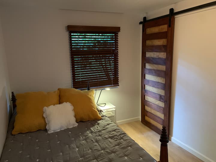 ห้องนอนส่วนตัวของคุณพร้อมอ่างอาบน้ำขนาดเล็ก