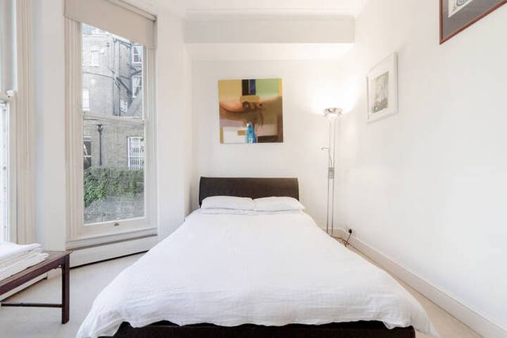 Live next door to Hugh Grant in Chelsea London! gallery image 5