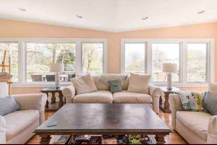 Ocean Road Residence – Walk to Ocean! gallery image 4