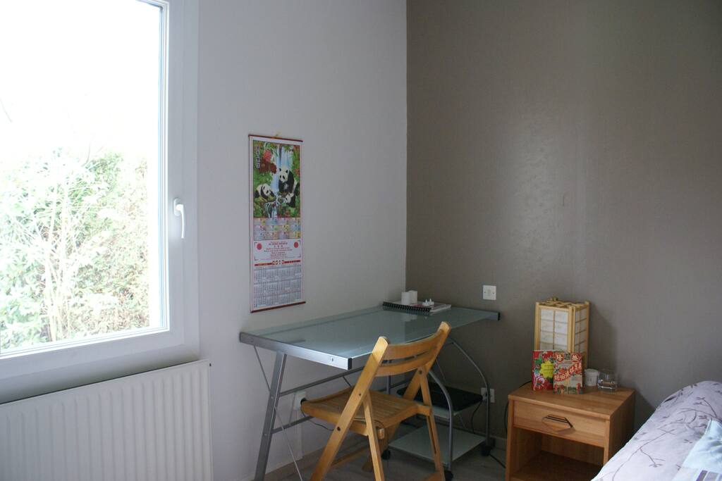 Bureau près de la fenêtre donnant sur le jardin