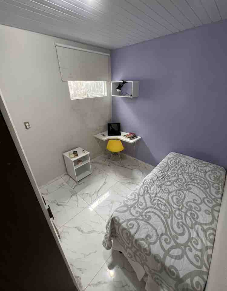 เตียงเดี่ยวพร้อมโต๊ะทำงาน