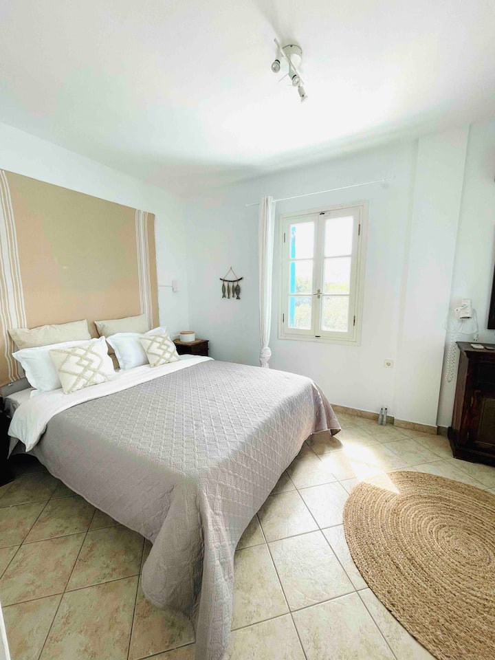 Glavna spavaća soba na 1. katu
Pravo utočište mira inspirirano opuštajućom i učaoničkom atmosferom plaže. Bilo da tražite romantičan odmor, trenutak ozdravljenja ili samo opuštanje.