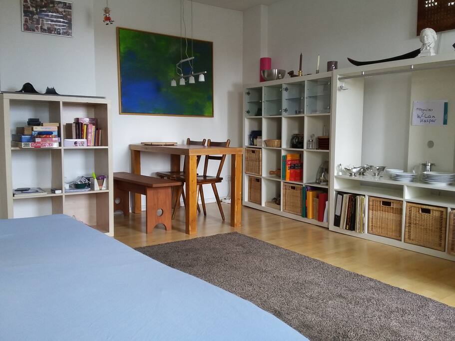 Wohnzimmer mit Doppelbett