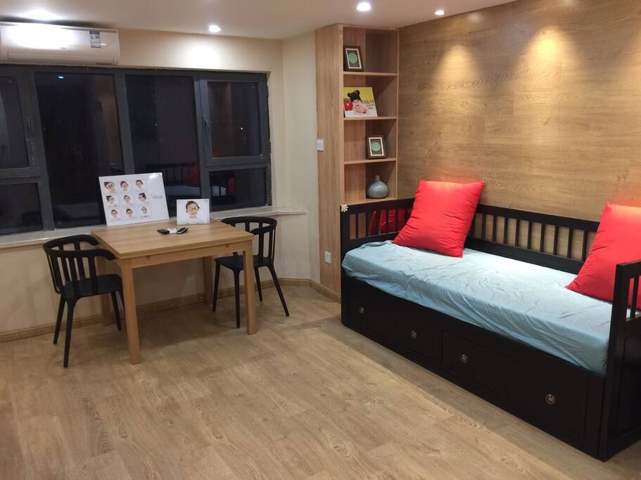宜家实木餐桌,可抽拉成六人桌,陪宜家坐椅折叠椅若干!适合全家聚餐!