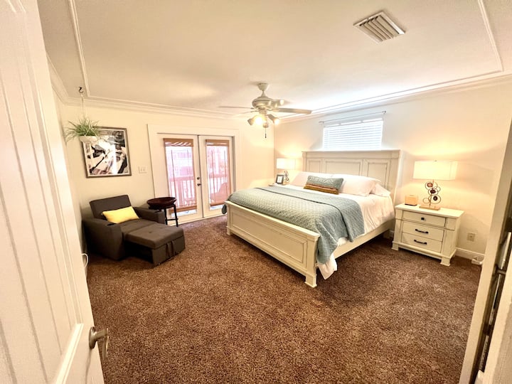 King Master suite with twin fold out chair and smart TV.
Plus balcony.