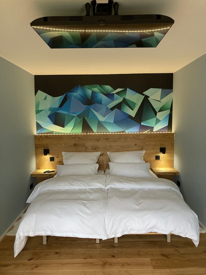 Chumba chetu kipya cha kulala! Mwezi Machi 2021, tulirekebisha kila kitu kabisa. Parquet mpya, kabati jipya, televisheni ya 4K (pamoja na Netflix, Amazon, TVnow) - kila kitu ni kipya. Haiwezi kuwa ya kisasa zaidi na yenye starehe. 