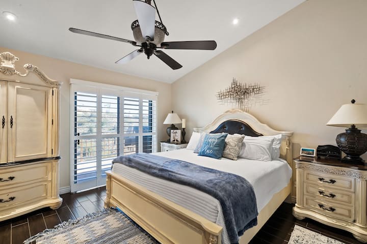 Главна спална соба со сопствен апартман. Вклучен брачен кревет (широк 150-179 см) со паметен телевизор.