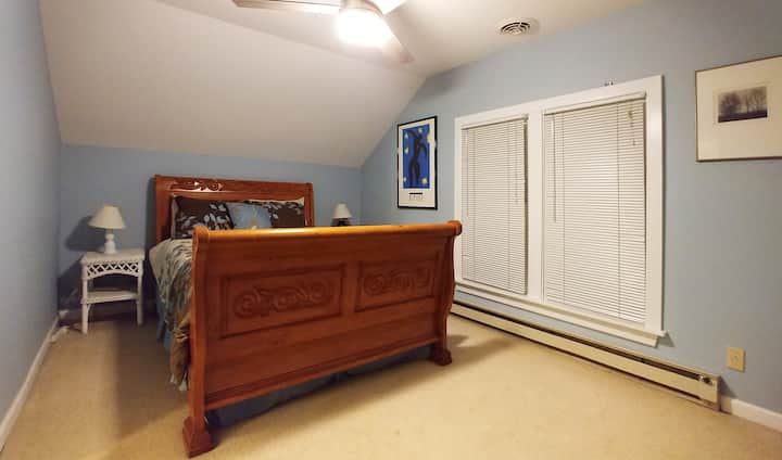 كوخ حمام سباحة في الطابق الثاني غرفة نوم جانبية بسرير بحجم كبير