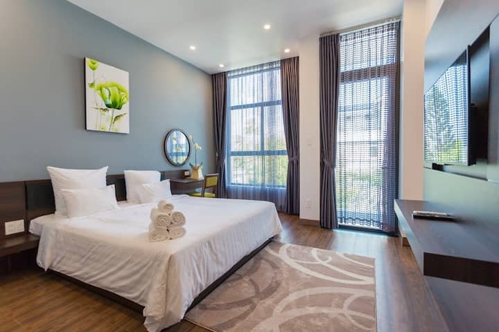 卧室有许多玻璃门，自然光线充足，呼吸花园和泳池的新鲜空气。
卧室配备电视、有线电视和高速互联网。 标准双人床： 1.8米x 2米