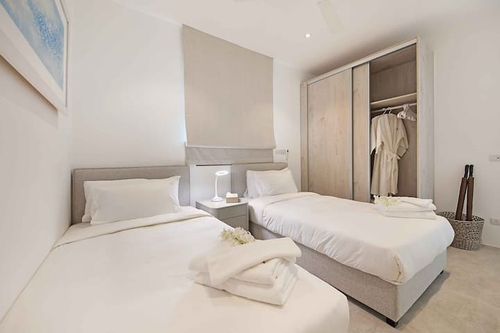 فيلا مكونة من 3 غرف نوم تتسع لـ 6 أشخاص ، وأقل من 5 دقائق سيرًا على الأقدام إلى الشاطئ وحمام سباحة خاص وإطلالة على المحيط ومطبخ مجهز بالكامل. إمكانية الوصول إلى الفيلا بأكملها. غرفة نوم بسريرين فرديين.