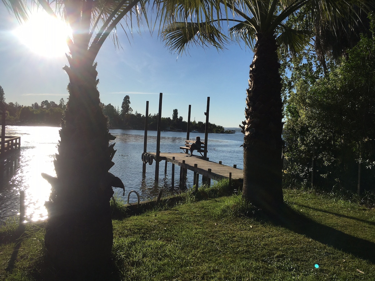 House with lake shore, swimming pool and quincho Houses for Rent in