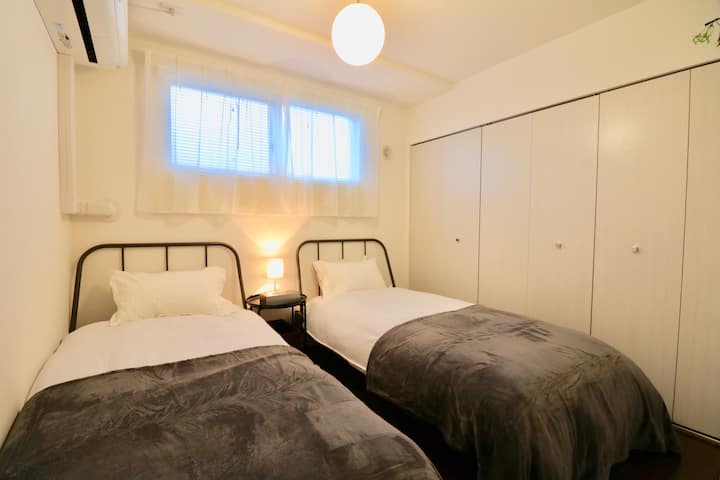 Chumba cha kulala1. Kuna 
mapazia meusi yaliyoongezwa.