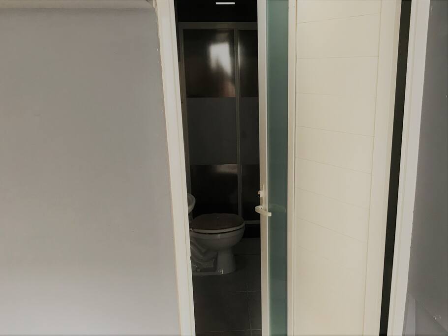 baño amplio con vestidor.