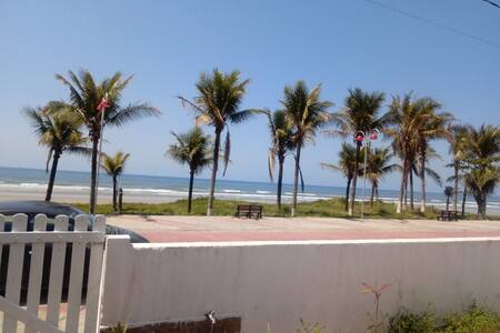 Quarto com suíte para 2 pessoas, pé na areia.