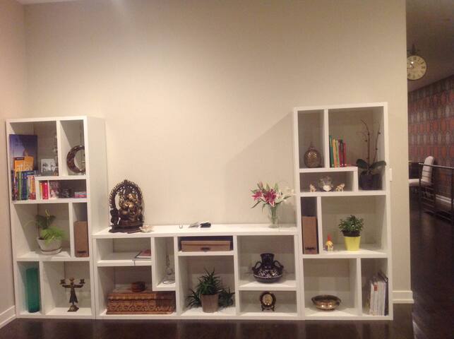 Modern Condo where East meets West! gallery image 5