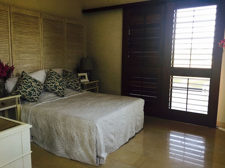 Chumba cha 4 cha kulala kilicho na kitanda cha ukubwa wa malkia, roshani na mwonekano wa uwanja wa gofu