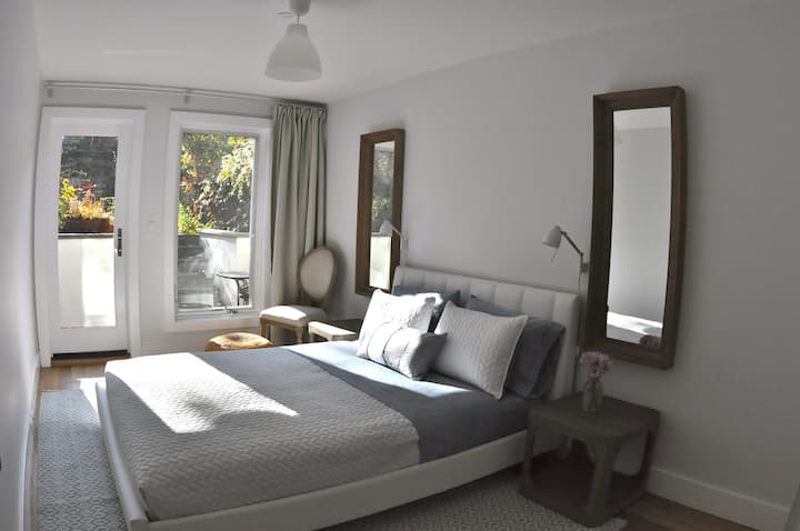 朝南的主卧，配有一张标准双人床