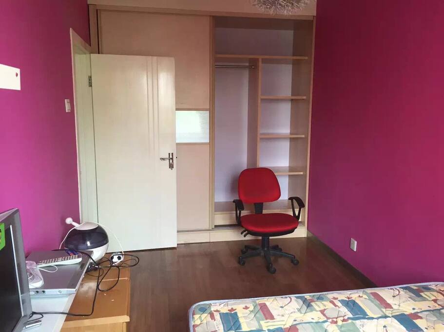 Now the badroom has a table.