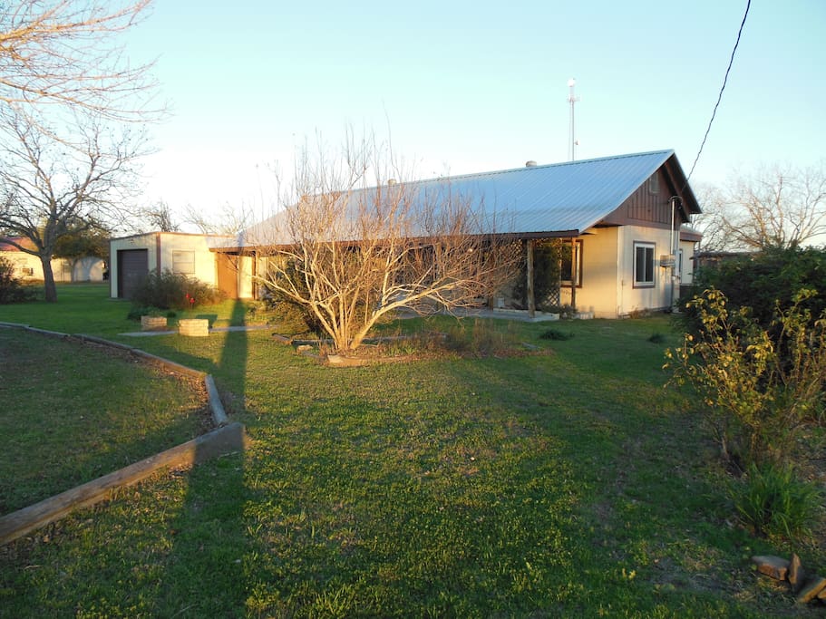 charming farmhouse in the country - 8 miles from Round Top!